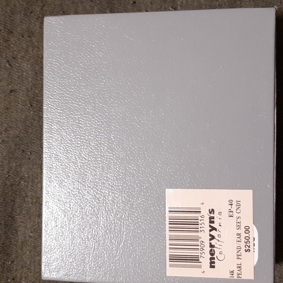 Pearl Necklace and Earrings - Picture 7 of 7